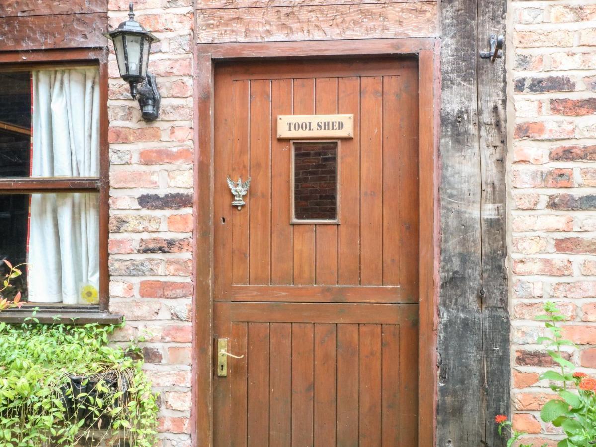 The Toolshed Villa Warrington Bagian luar foto