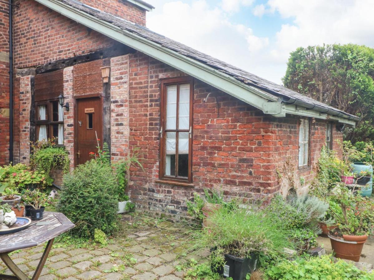 The Toolshed Villa Warrington Bagian luar foto